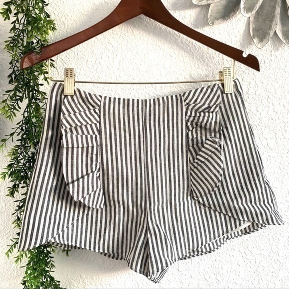 Line & Dot shorts - Picture 2 of 8